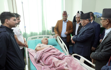 प्रधानमन्त्री प्रचण्डद्वारा माओवादी नेता आचार्यको स्वास्थ्य अवस्था जानकारी
